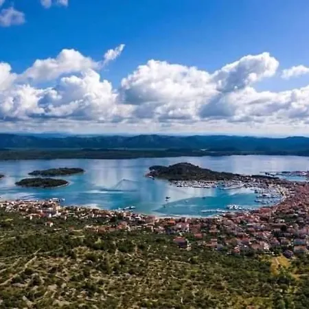 Appartamento Ana, Wake Up To The Sea, Balcony, Terrace, Garden & Parking, - Dalmatia *
