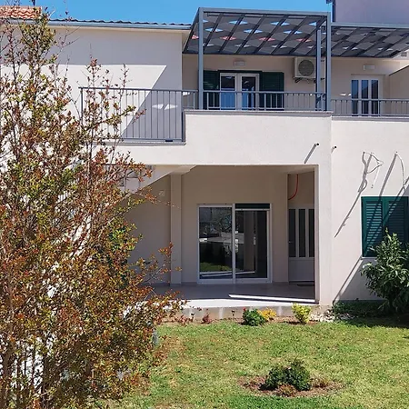 Appartamento Ana, Wake Up To The Sea, Balcony, Terrace, Garden & Parking, - Dalmatia *