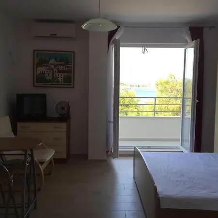 Appartamento Ana, Wake Up To The Sea, Balcony, Terrace, Garden & Parking, - Dalmatia